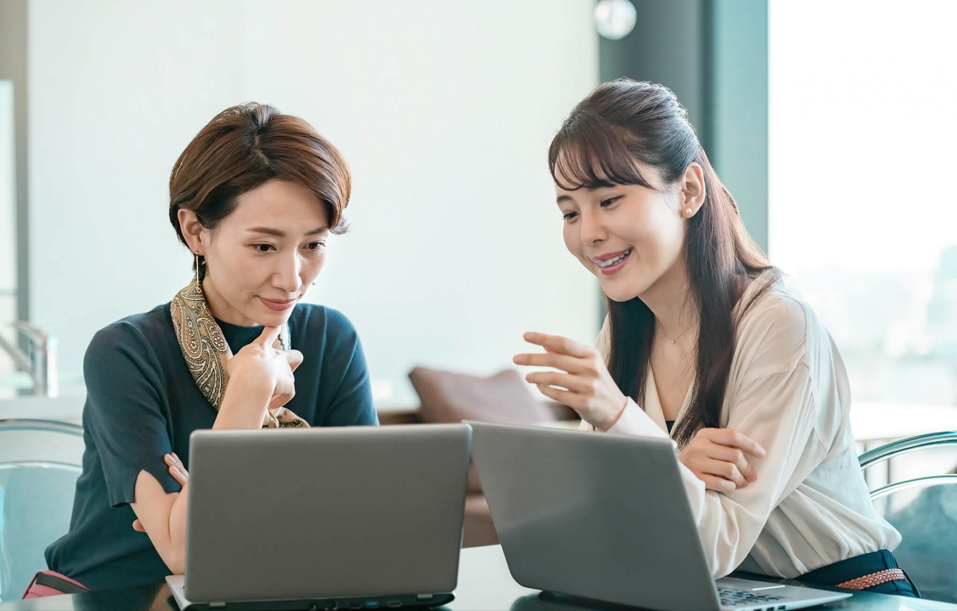 ミーティング中の女性達の写真